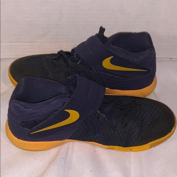 Nike Kyrie 2 basketball sneakers size - 4.5Y - Picture 1 of 5